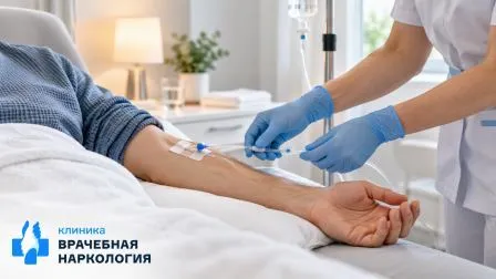 Группа подростков в задымлённой комнате